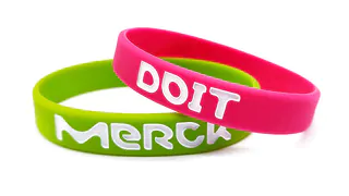 Fabricamos pulseras personalizadas para eventos y fiestas al por mayor. Entrega rápida, producción nacional y precios competitivos para empresas.